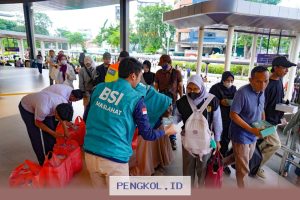 BSI Maslahat Salurkan 1.500 Paket Berbuka Puasa Gratis di Stasiun Tanah Abang untuk Warga Kurang Mampu