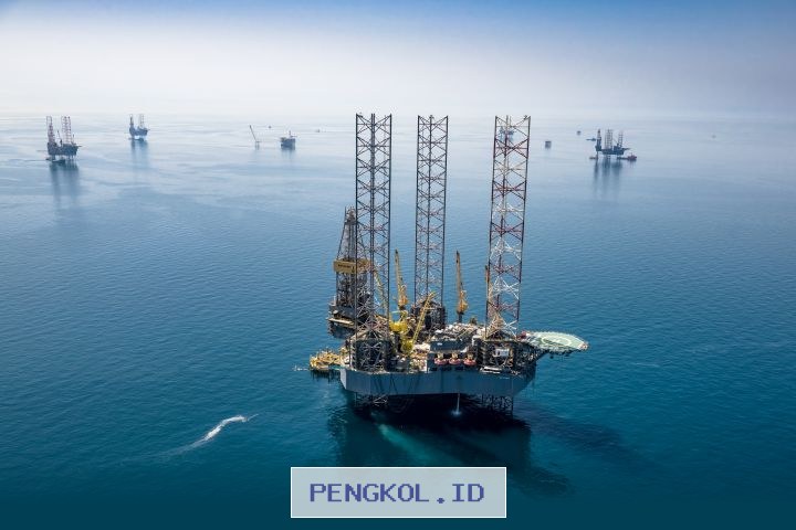 Harga Minyak Dunia Naik 2 Persen, Brent Tetap Melampaui USD100 Per Barel