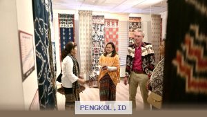 Tenun Pewarna Alami Buatan Bakti BCA Tembus Pasar Internasional hingga ke Amsterdam