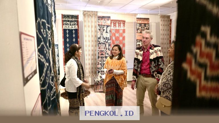 Tenun Pewarna Alami Buatan Bakti BCA Tembus Pasar Internasional hingga ke Amsterdam